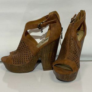 Never Worn! Guess GBG Womens size 6, tan, Open Toe wedged heel